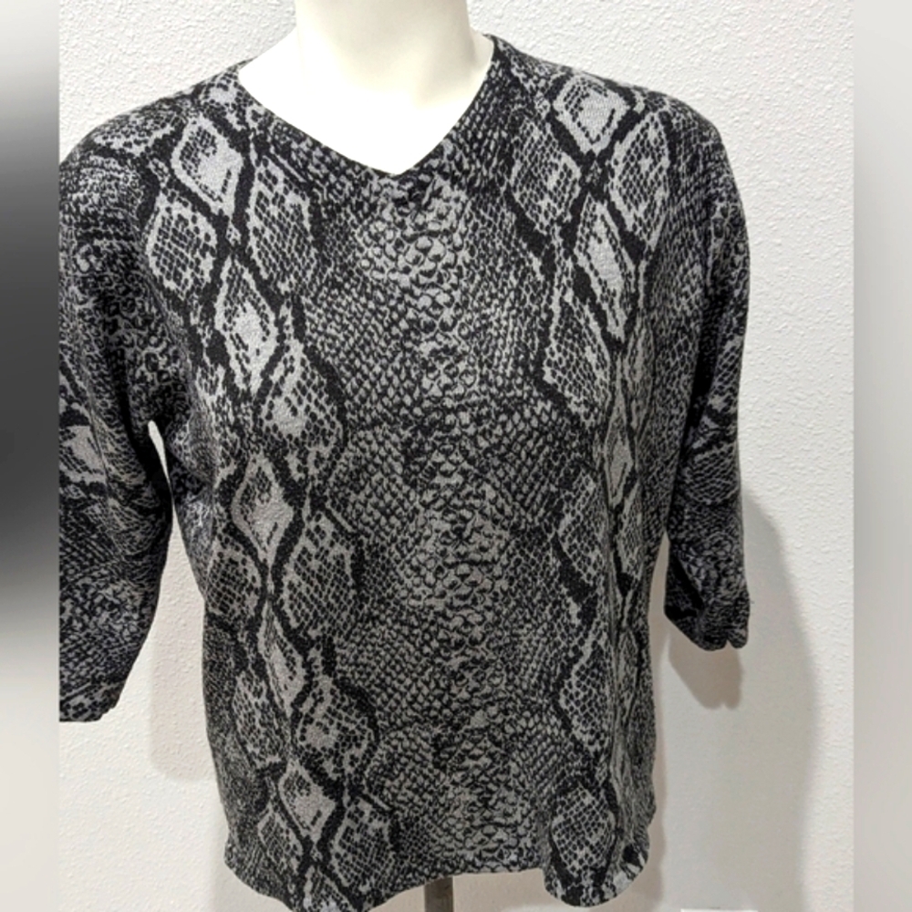 Karen Scott black and white snakeskin long sleeve shirt, sz m - Picture 2 of 6